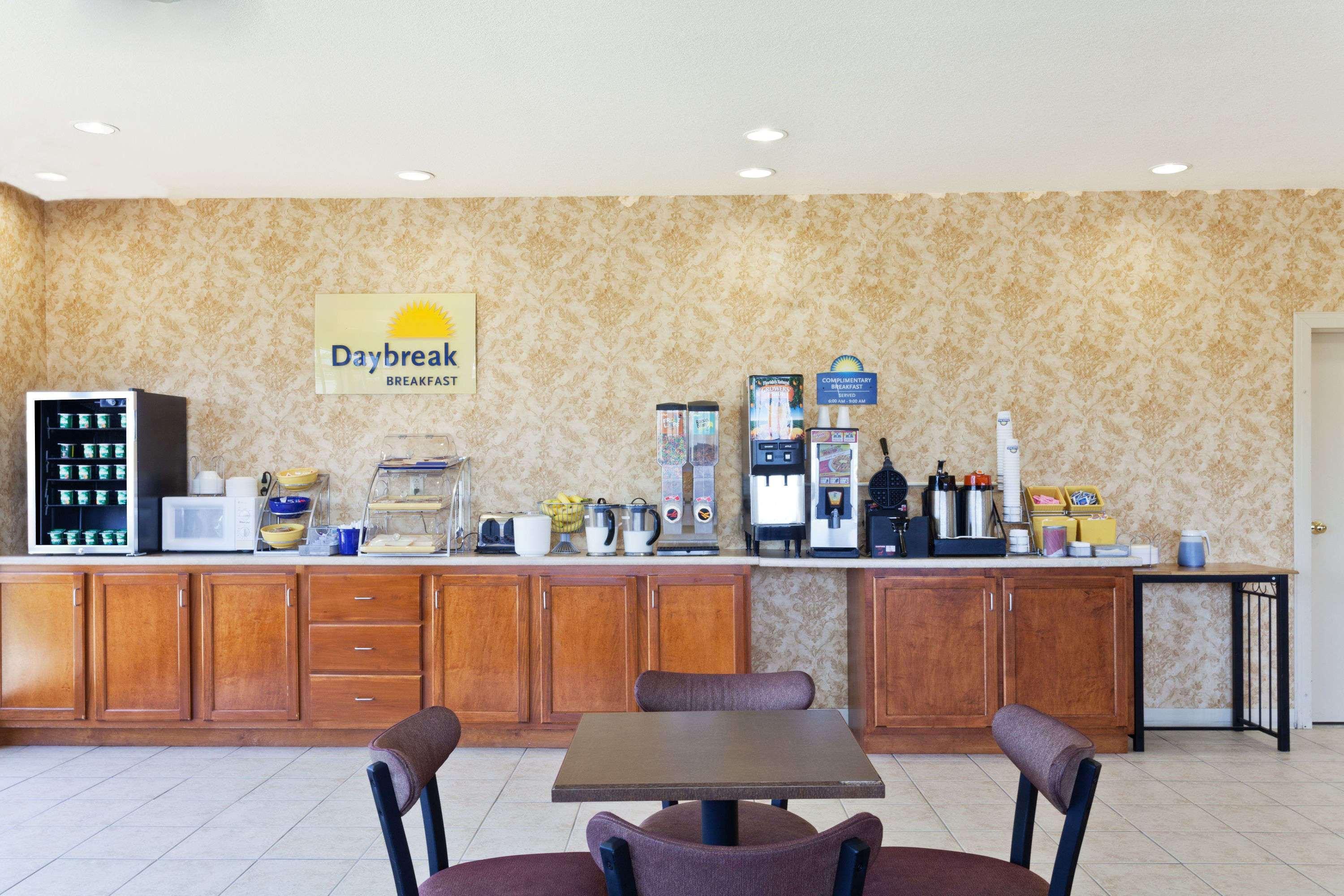 Days Inn & Suites By Wyndham Wynne Экстерьер фото
