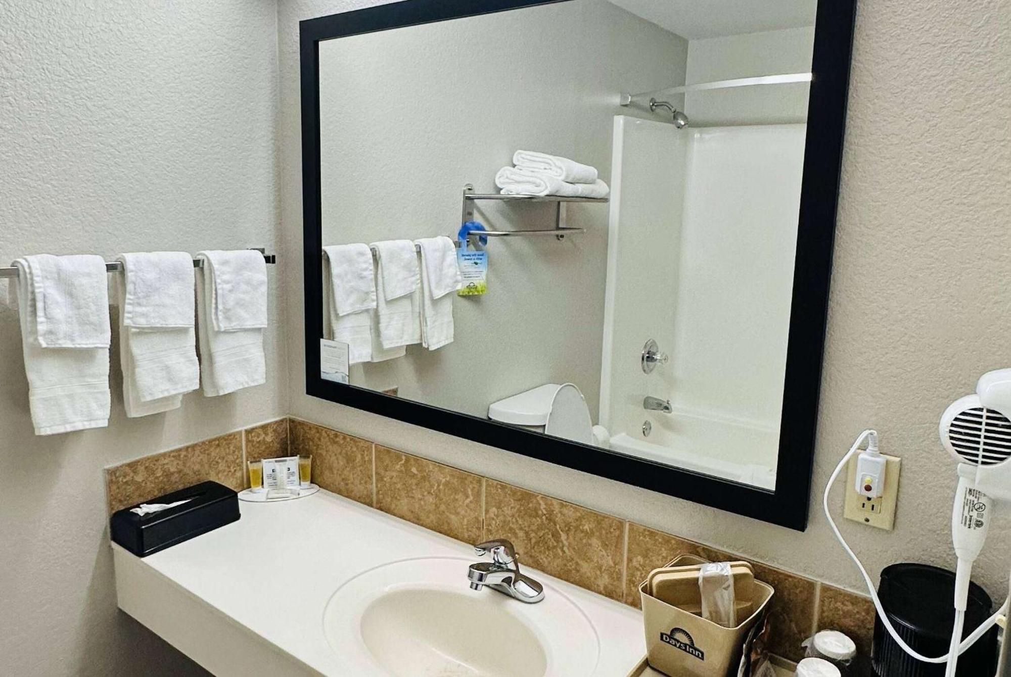 Days Inn & Suites By Wyndham Wynne Экстерьер фото