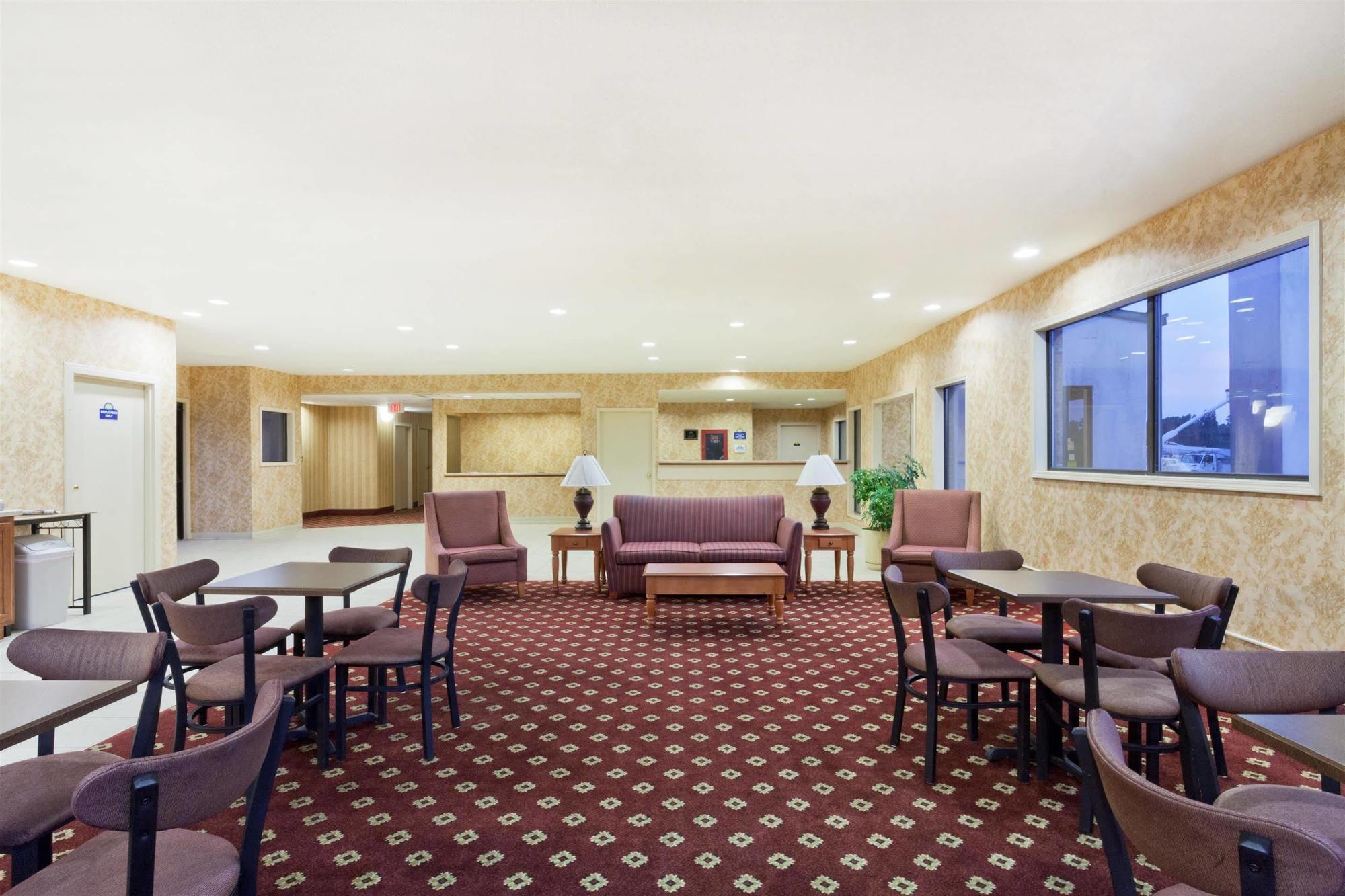 Days Inn & Suites By Wyndham Wynne Экстерьер фото